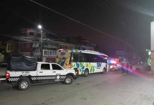 Agresivo sujeto es detenido tras causar daños a autobús, en Martínez de la Torre
