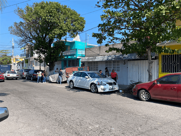 Hombre de 55 años pierde el control y se impacta contra coches estacionados en la avenida Constituyentes