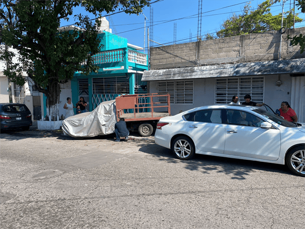 Hombre de 55 años pierde el control y se impacta contra coches estacionados en la avenida Constituyentes