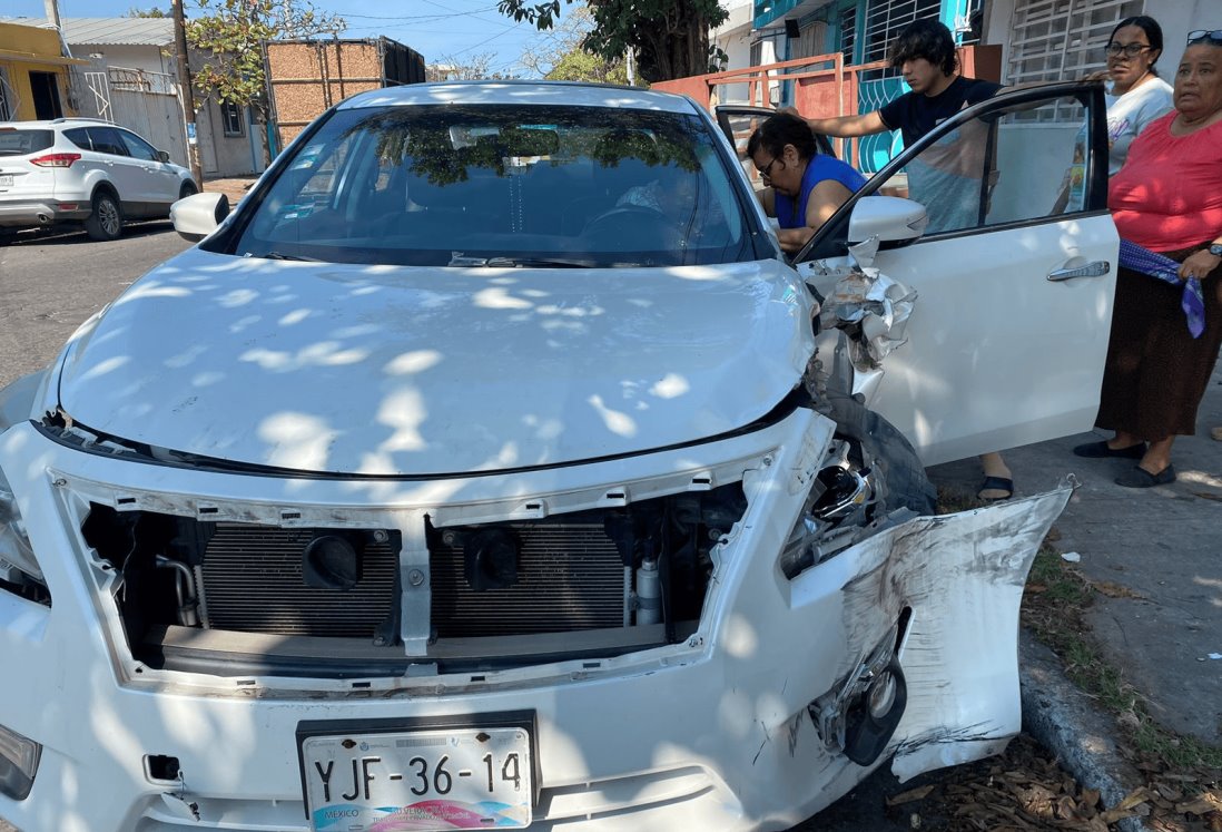 Hombre de 55 años pierde el control y se impacta contra coches estacionados en la avenida Constituyentes