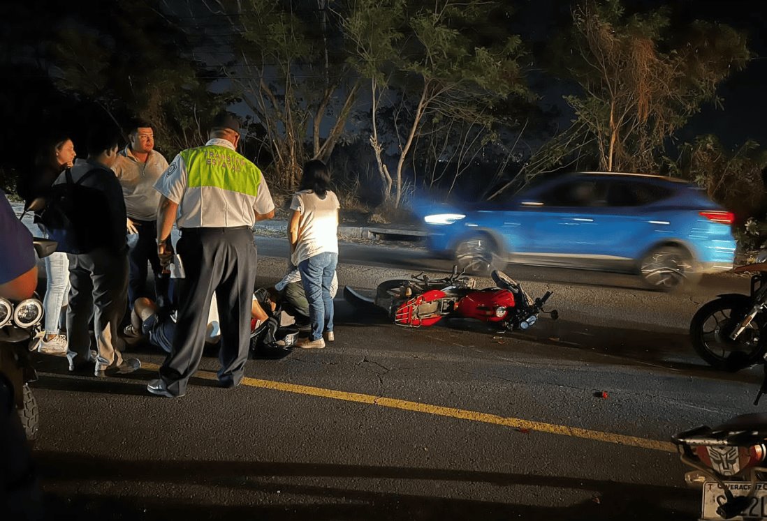 Accidente de moto: Mujer sale proyectada contra el asfalto