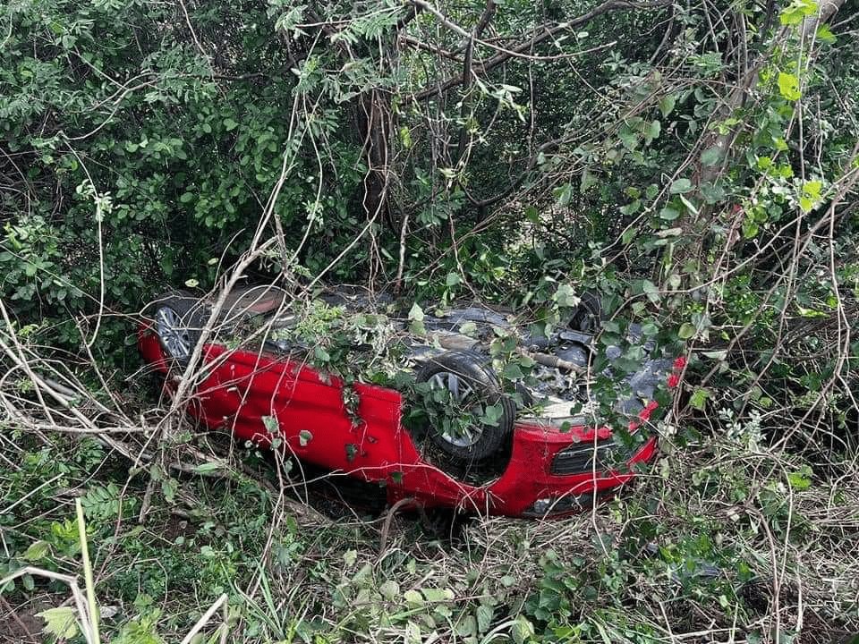 ¡Vuelca coche con personas de la tercera edad!