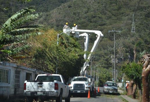 Surada en Orizaba deja láminas caídas y cortes de energía