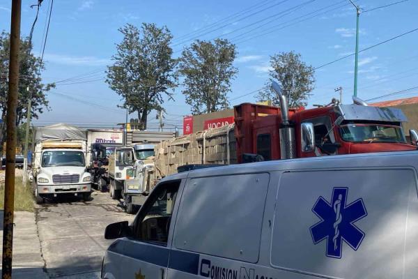 Camión con blocks impacta a otros 2 en Xalapa; se le botó la reversa