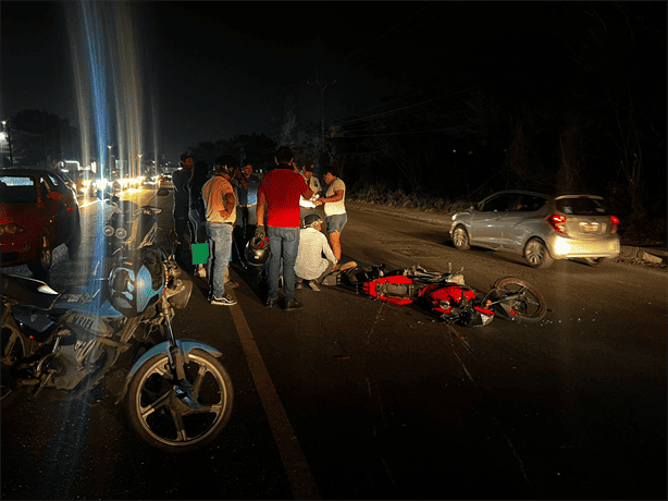 Accidente de moto: Mujer sale proyectada contra el asfalto