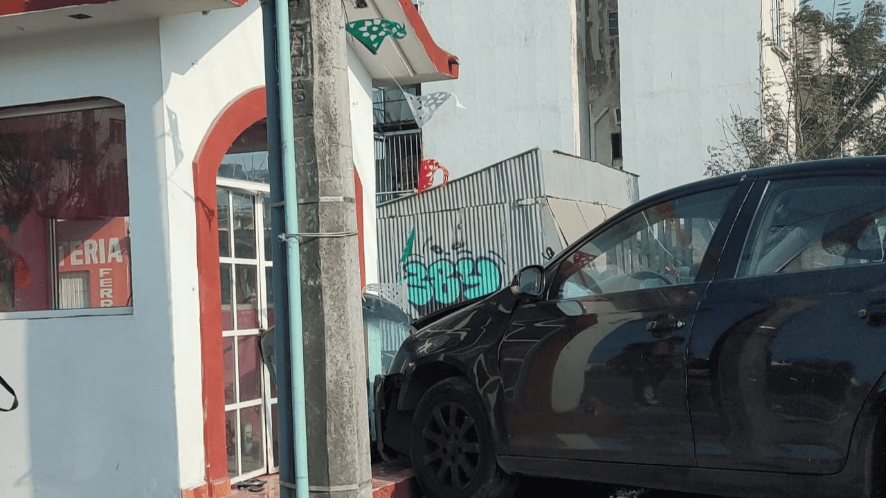 (VIDEO) ¡Coche derriba poste de luz en Lomas de Río Medio 4!