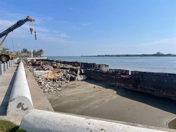 Continúa el desmantelamiento del buque Cañonero Guanajuato en Boca del Río