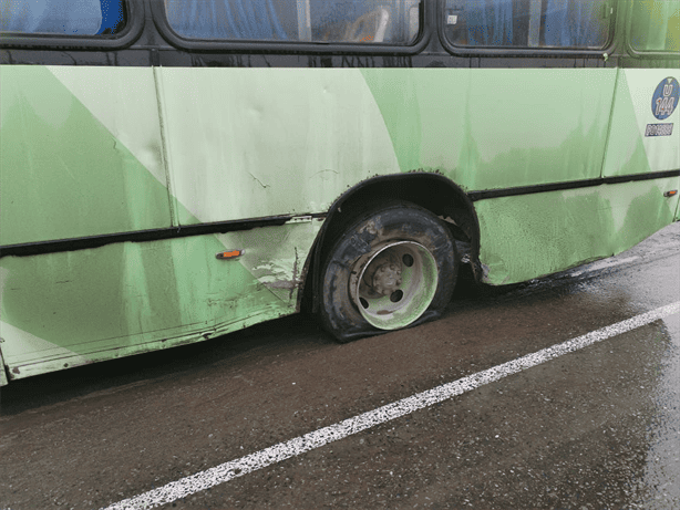 Camión aplasta camioneta: tripulante termina prensado