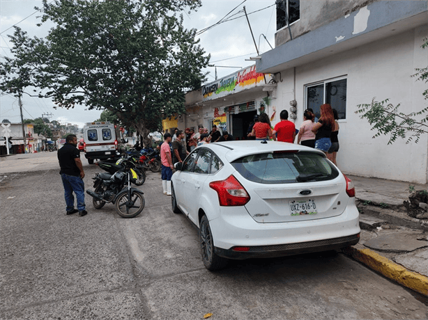 Joven motociclista sufre fractura expuesta tras accidente en moto