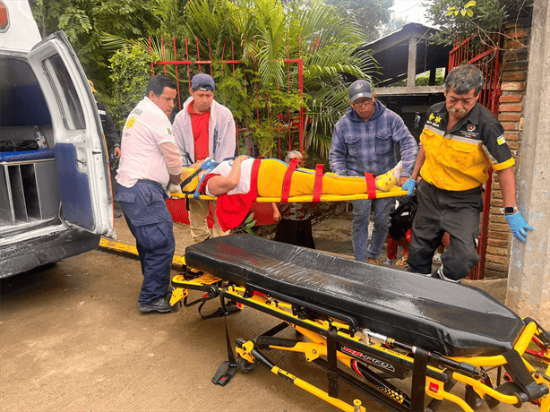 Mujer cae del techo de su casa en municipio de Tihuatlán