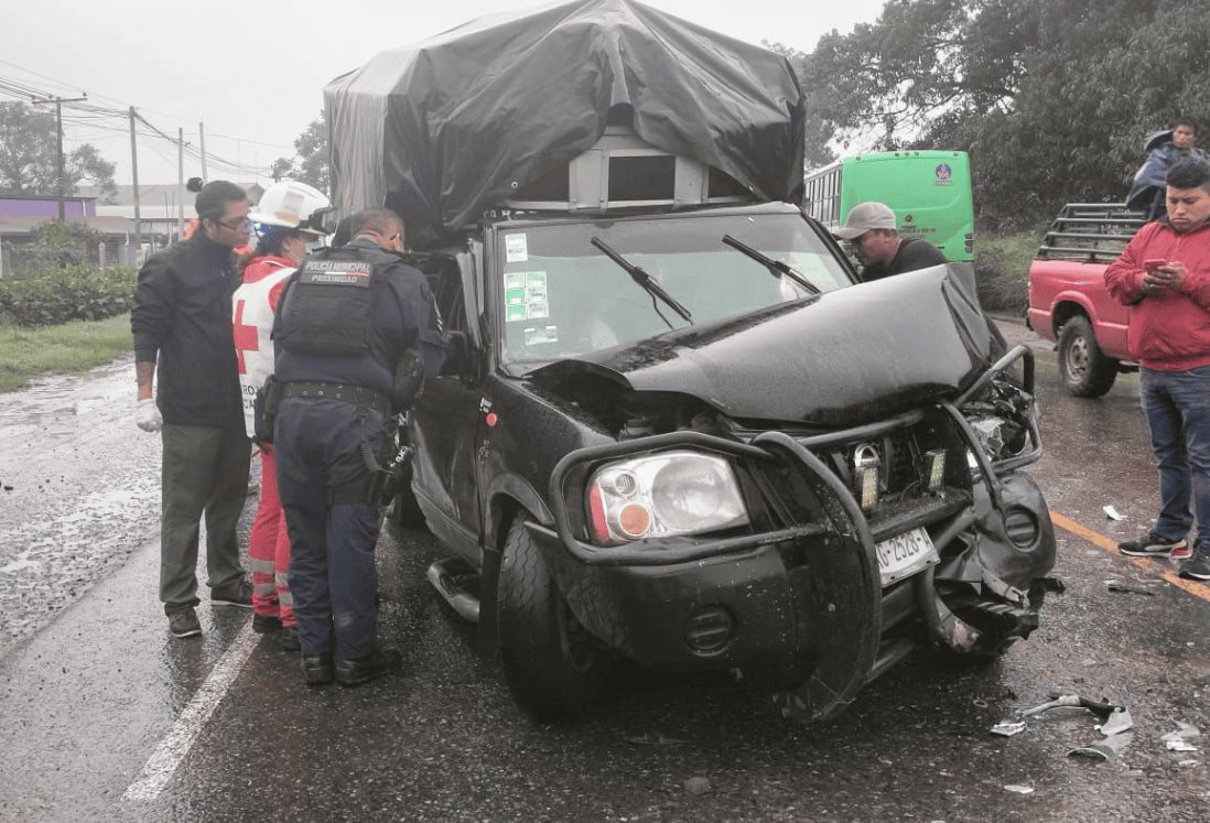 Camión aplasta camioneta: tripulante termina prensado