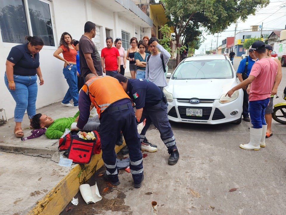 Joven motociclista sufre fractura expuesta tras accidente en moto