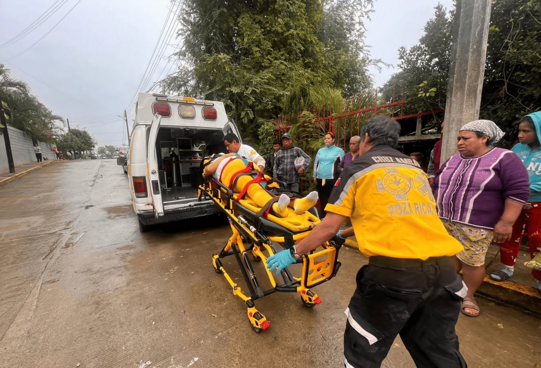 Mujer cae del techo de su casa en municipio de Tihuatlán