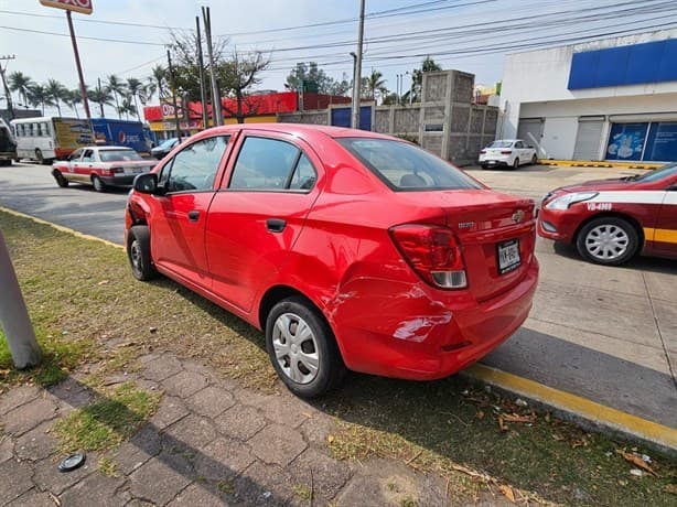 Dos vehículos se impactan y terminan en camellón del Puerto de Veracruz