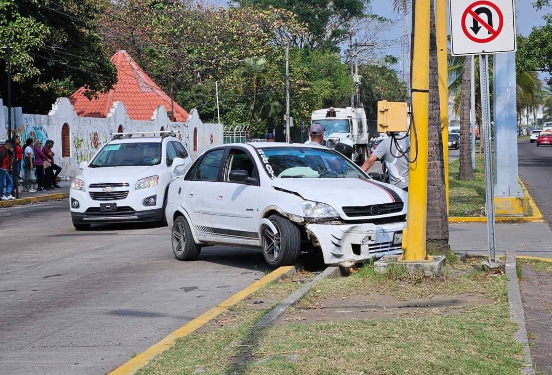 Dos vehículos se impactan y terminan en camellón del Puerto de Veracruz