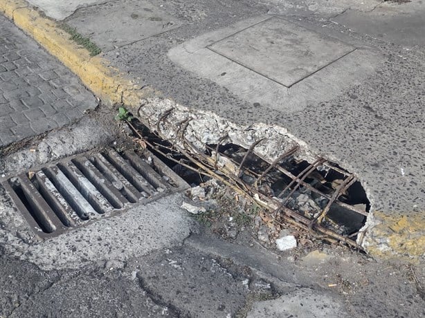 Alertan por peligrosa banqueta en el Centro Histórico de Veracruz