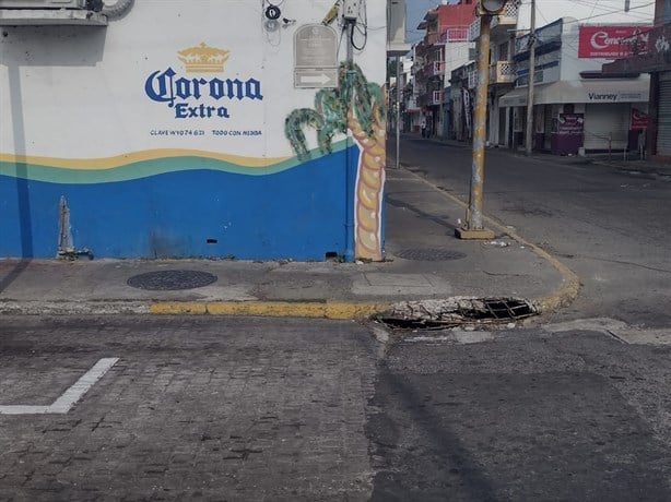 Alertan por peligrosa banqueta en el Centro Histórico de Veracruz