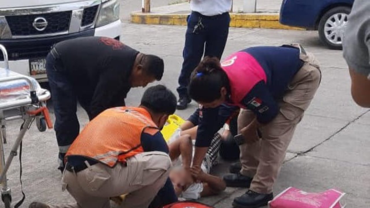 Camioneta de pasaje atropella a mujer de la tercera edad en Tierra Blanca