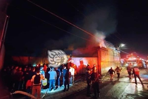 Incendio arrasa con bodega de reciclaje en Nogales (+Video)