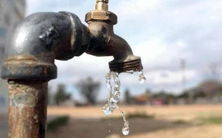 Ciudadanos califican como sucia y cara el agua que reciben en el Puerto de Veracruz