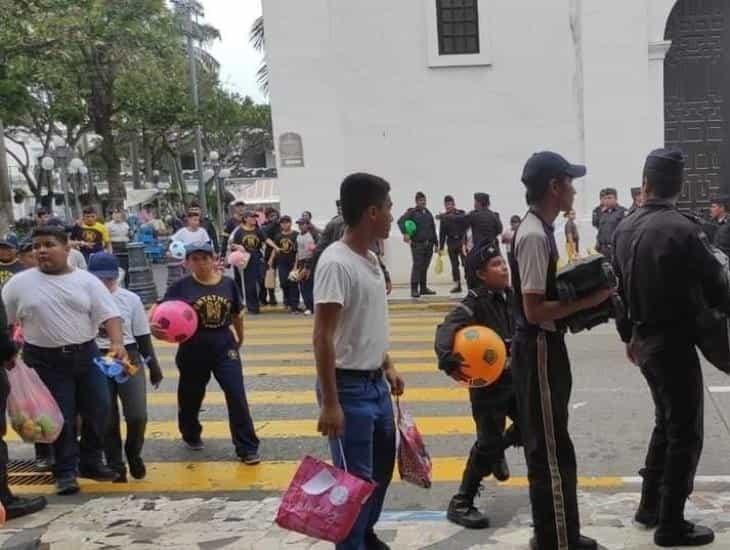 En el centro del Puerto de Veracruz entregan juguetes a niños de escasos recursos