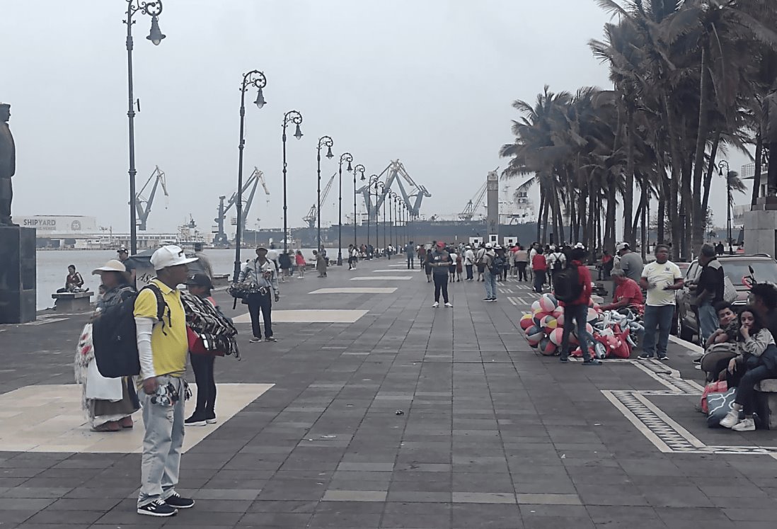 Malecón de Veracruz lleno de paseantes este último día de asueto