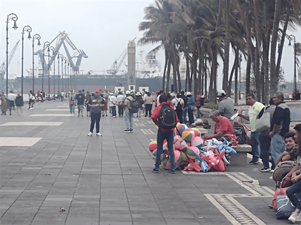 Malecón de Veracruz lleno de paseantes este último día de asueto