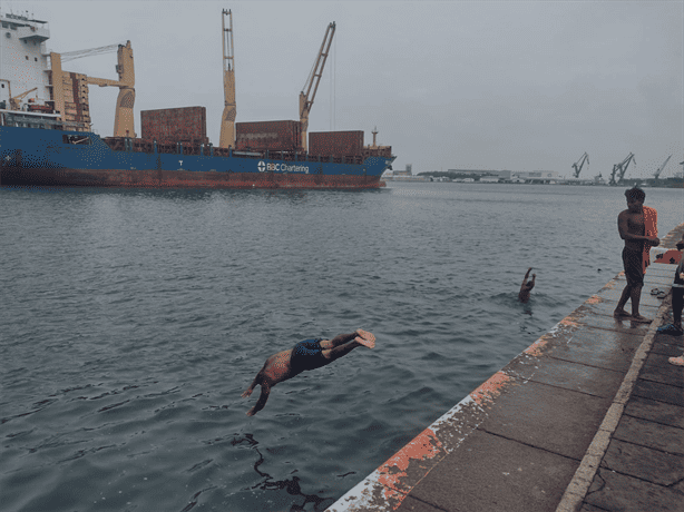 Malecón de Veracruz lleno de paseantes este último día de asueto