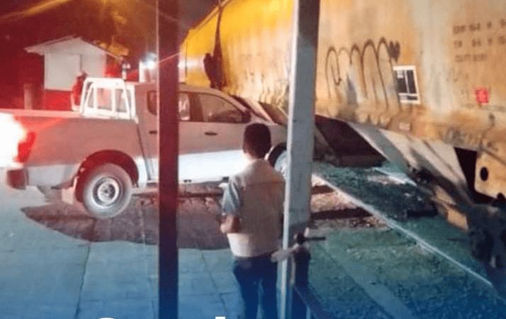 Camioneta intenta ganarle al tren y es arrastrada en Paso del Macho