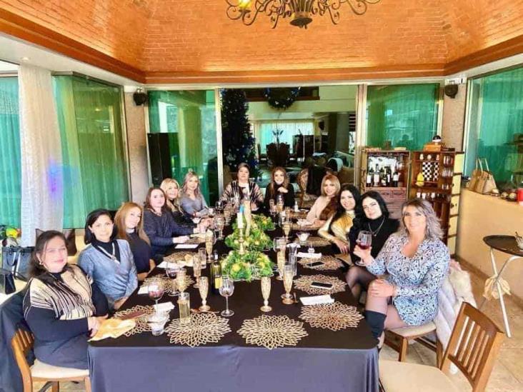 Amigas xalapeñas disfrutan brindis de fin de año