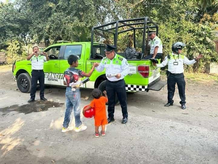 Elementos de tránsito estatal en Cardel entregaron juguetes a niños de escasos recursos