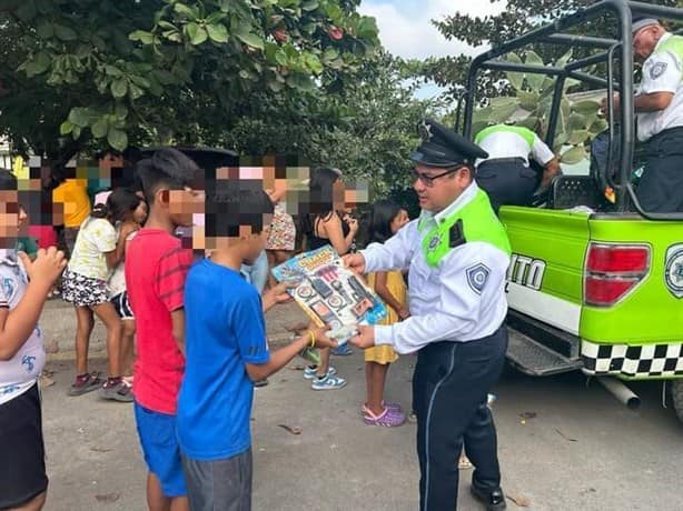 Elementos de tránsito estatal en Cardel entregaron juguetes a niños de escasos recursos