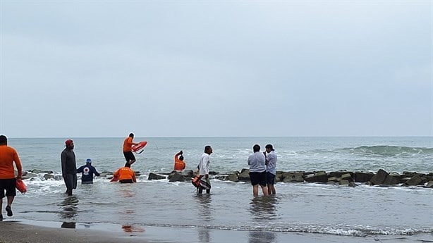 Elementos de Marina salvan a turista de Puebla alcoholizado en playa Chachalacas