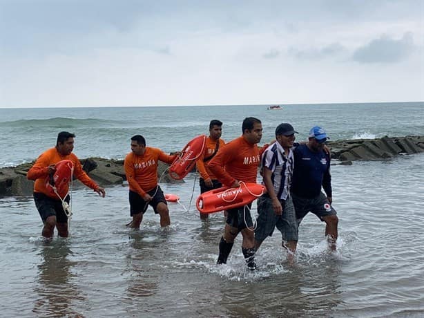 Elementos de Marina salvan a turista de Puebla alcoholizado en playa Chachalacas