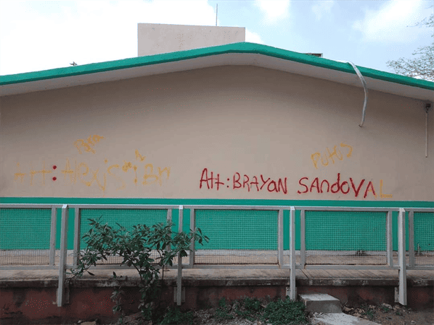 Vandalizan telesecundaria en avenida Miguel Alemán, Veracruz