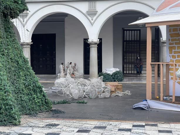 Inicia el retiro de adornos navideños en el Zócalo de Veracruz