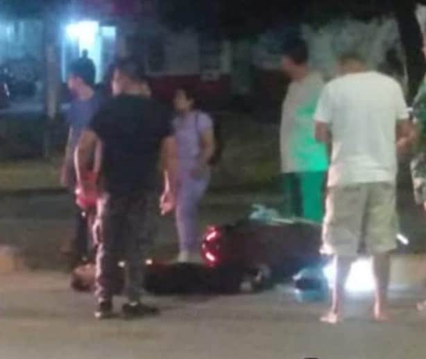 Mujer motociclista termina en el suelo tras impacto de un taxi de Veracruz