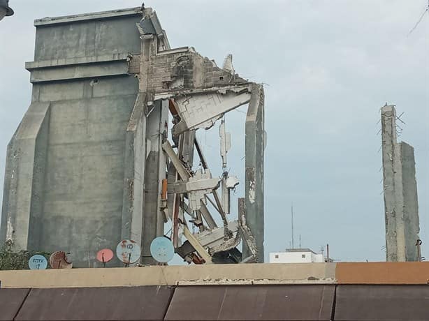 Así avanza la demolición de la antigua bodega de autos en Veracruz