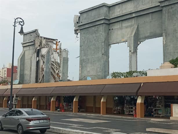 Así avanza la demolición de la antigua bodega de autos en Veracruz