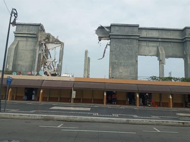 Así avanza la demolición de la antigua bodega de autos en Veracruz