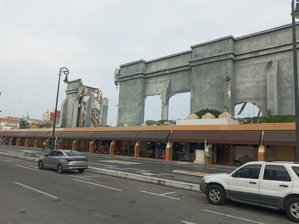 Así avanza la demolición de la antigua bodega de autos en Veracruz