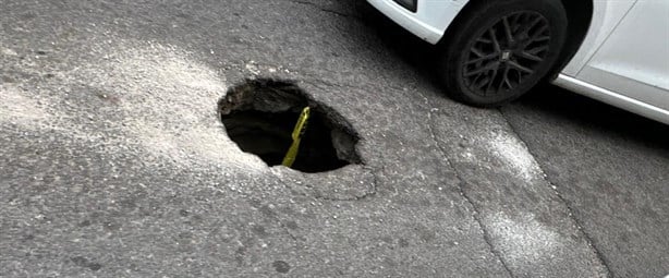 Alertan por mega bache en la calle Mario Molina, en Veracruz