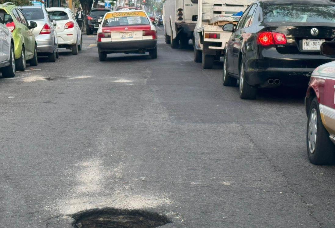 Alertan por mega bache en la calle Mario Molina, en Veracruz