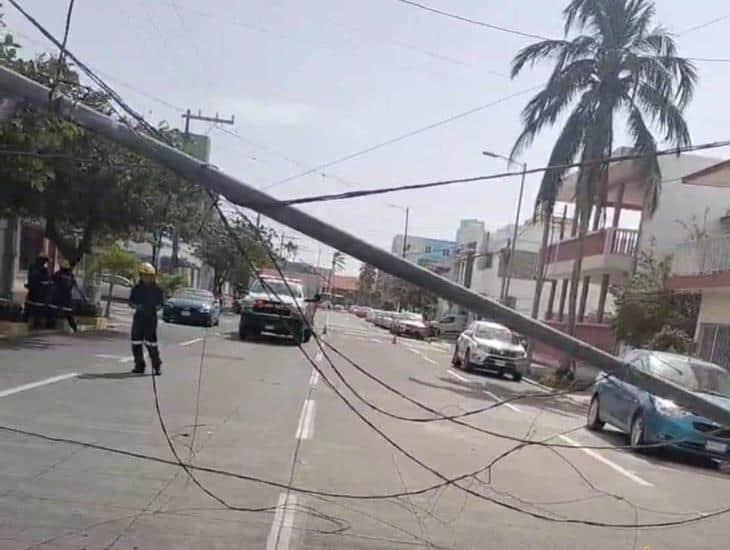 Rachas de norte derriban poste de alumbrado público en colonia de Veracruz