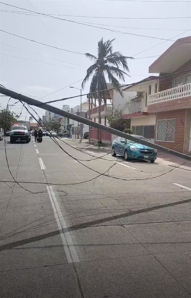 Rachas de norte derriban poste de alumbrado público en colonia de Veracruz