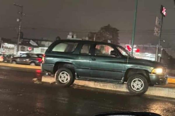 Conductor monta con su camioneta en muro divisorio del puente de Las Trancas