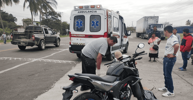 Camioneta atropella a pareja de motociclistas, una mujer lesionada