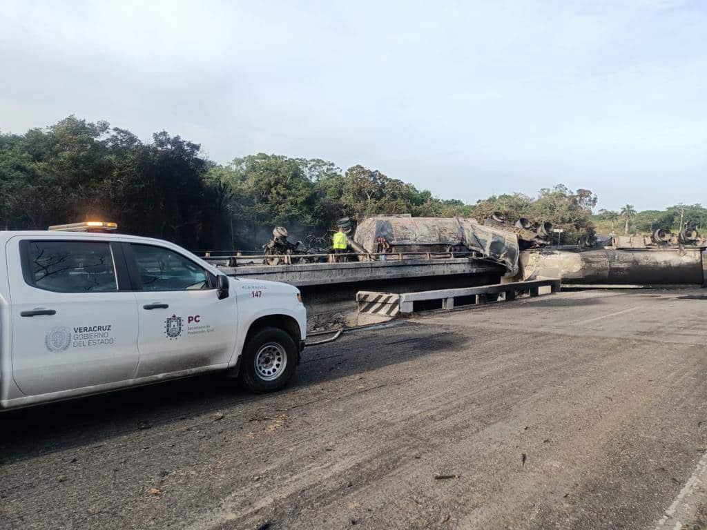 Hasta la madrugada se atendió explosión tras choque de pipas al norte de Veracruz