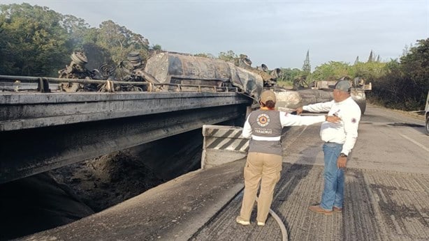 Hasta la madrugada se atendió explosión tras choque de pipas al norte de Veracruz