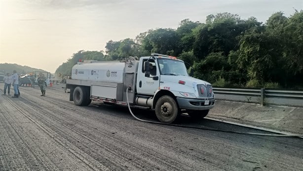 Hasta la madrugada se atendió explosión tras choque de pipas al norte de Veracruz